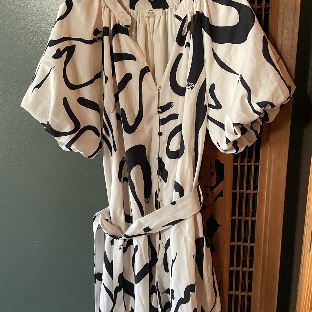 Entro Black and Cream Jumpsuit with Puff Sleeves and V-Neck